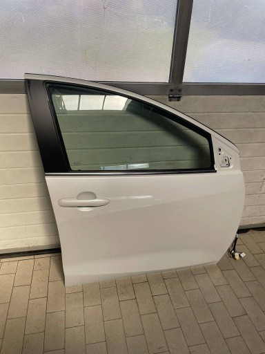 Tür vorne vorne Seite rechts Mazda 2 2024 chrom wie neu! 089