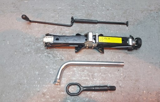 8K0011031C 8K0011221 - AUDI A4 B8 A5 ремкомплект домкрат вухо ключ