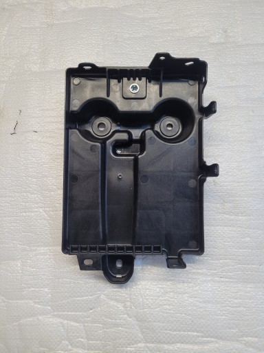 72520-52R00 - SUZUKI SWIFT MK8 17-21 ОСНОВАНИЕ АККУМУЛЯТОРА