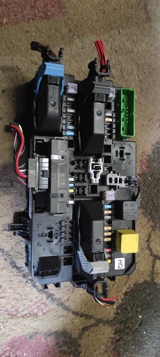 БЛОК ПРЕДОХРАНИТЕЛЕЙ OPEL ASTRA III H 13220831