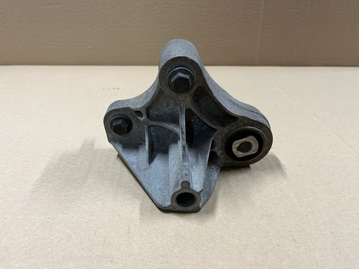 CV61-6P093-ZD - FOCUS MK3 1.0 ECO ЛАПА КРОНШТЕЙН КОРОБКИ ПЕРЕДАЧ