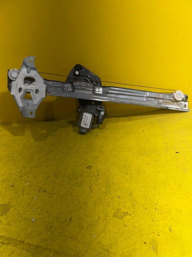 C4- 40KO - Ситроен с4 — левое переднее стекло