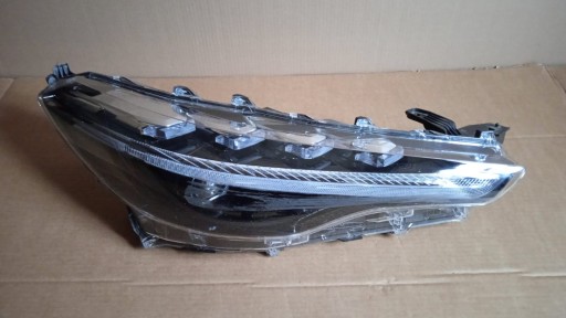 REFLEKTOR light right front TOYOTA COROLLA CROSS 22