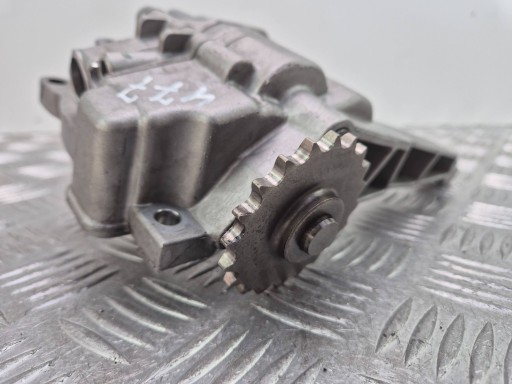 Mercedes E350 CDI W212 pump oil 6421810847 OM642