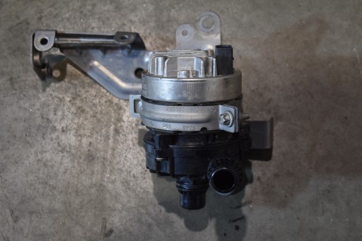 perfect condition supplementary pump of water MERCEDES W214 1