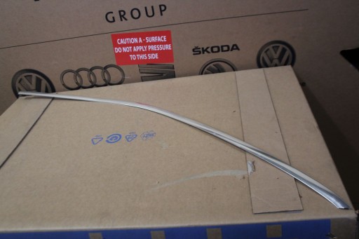 НАКЛАДКА ПЕРЕДНЕЙ ПРАВОЙ ДВЕРИ VW TOUAREG III 760837644C