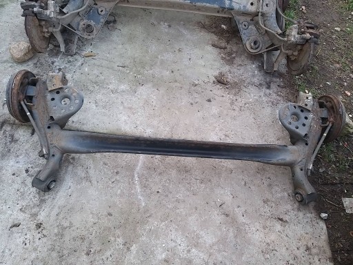 NNI7554 - Kia rio v 17- ось задней лучевой барабанной подвески задней оси