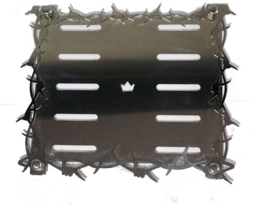 Металлическая рамка номерного знака.