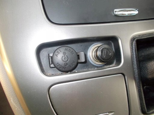 KIA CARNIVAL III ZAPALNICZKA SAMOCHODOWA 2006