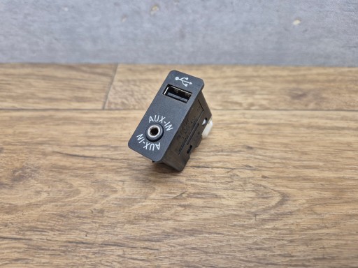 BMW E60 E61 E87 E90 E91 F10 F11 X3 F25 Adapter, Stecker ZLACZE PORT USB AUX 9237653
