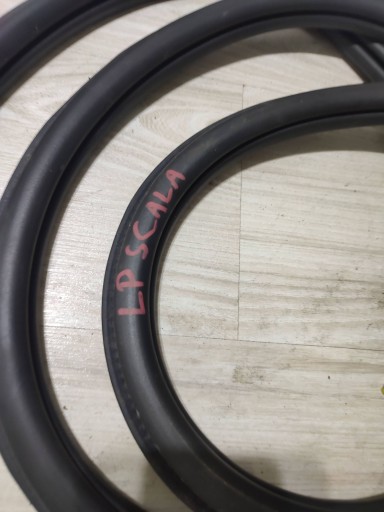 Skoda Scala 2020 front side left rubber gasket door przednich