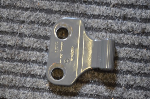 ШАРНИРНОЕ КРЕПЛЕНИЕ ДЛЯ ПРАВОЙ ДВЕРИ JEEEP WRANGLER JL