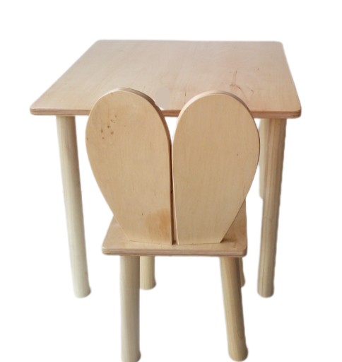 Стіл зі стільцем із заячими вушками. 