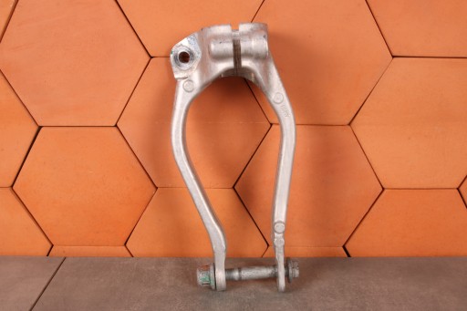 BMW 7' G70 7' G70 LCI bracket of a shock absorber left front XDRIVE 6898315