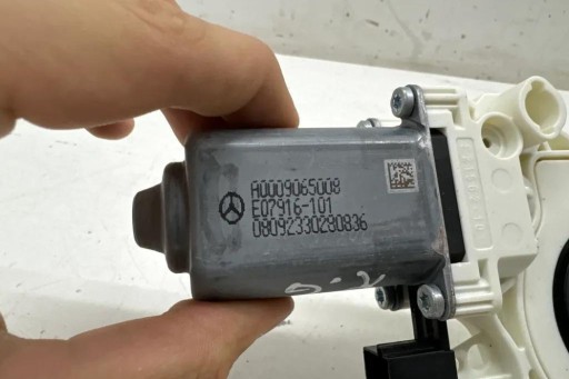 Электродвигатель стеклоподъемника задней левой двери mercedes-benz c (w206) a0009065008