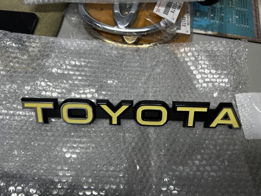 75321-90300 - ЭМБЛЕМА TOYOTA LAND CRUISER BJ40 FJ40 НА СЕТКЕ