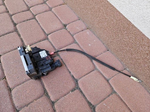 lock door rear part rear left 5drzwi europa Opel Corsa E 13431842