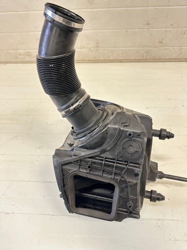 Корпус воздушного фильтра AUDI A4 B9 A5 8WO133835T