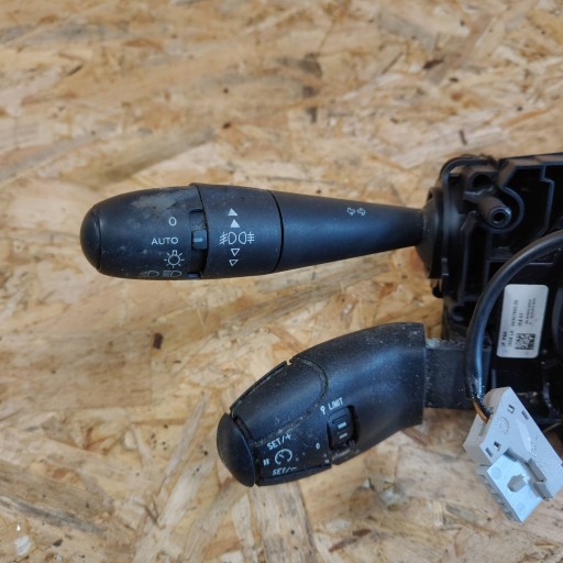 steering wheel levers and controls Peugeot 3008 and 96773911ZD