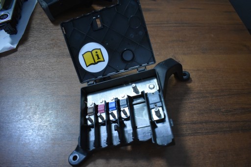 IDEALNA compartment of fuses ROZDZIELACZ PRADU AUDI E-TRON 1