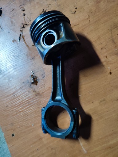 Поршень з шатуном шатун AUDI 2.0 TDI 03ge V200