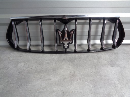 Манекен решітки Maserati Levante під радаром