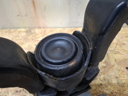 engine mount Toyota Prius plus ZVW40 2012