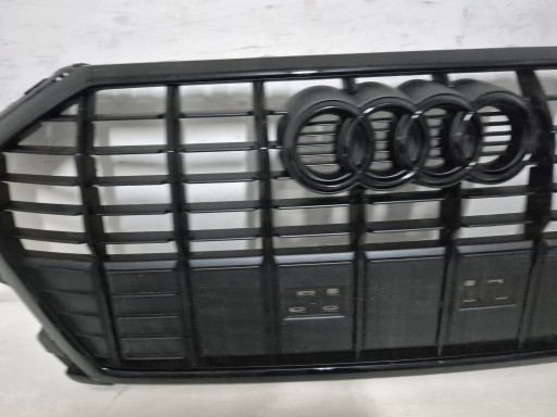 AUDI Q3 83A S-LINE 18- hűtőrács maszk hűtő cierna 83A853651E