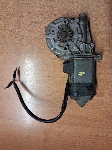 Мотор стеклоподъемника передний правый mercedes w126 w123 0130821019