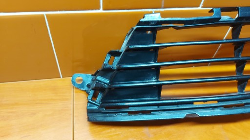 grid of a bumper central front front TOYOTA AURIS II 15- LIFT