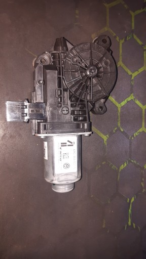 Сиденье,skoda,vw.двигатель стеклоподъемника 6r0959801n