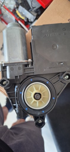 1K0959793R - Volkswagen golf vi 6 1k0 моторчик переднього лівого скла