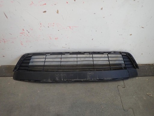 grid of a bumper central TOYOTA YARIS III 2011