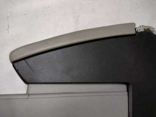 Tunel central armrest Volkswagen Passat B6 sedan 3C0863319J