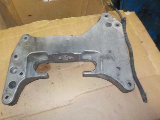 Лапа опора коробки G11 G12 G30 6861580