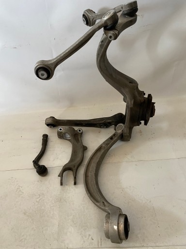 Поворотный кулак правый audi a4 b9 8w0407560