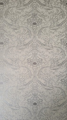 Beżowa tapeta do pokoju ze srebrnym wzorem ornamenty glamour tapety