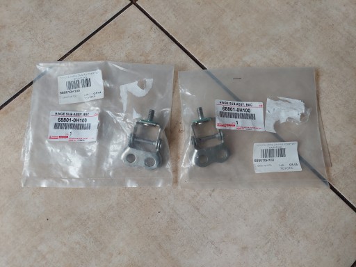 68801-0H100 1 - ПЕТЛЯ КРЫШКИ БАГАЖНИКА - TOYOTA YARIS III - НОВАЯ