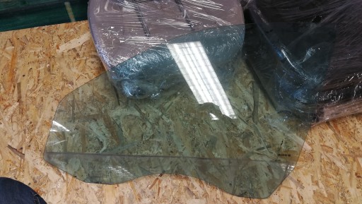 MERCEDES W211 ліве скло водія в двері SOLEXTRA