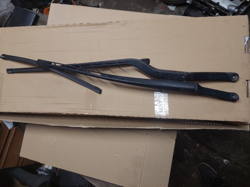 8P1955408A 8P1955407A - Важіль склоочисника передній AUDI A3 8P L + P KPL