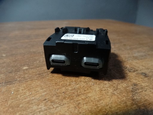 IDEALNY PANEL ZLACZE USB-C X2 MERCEDES W206 W223 1
