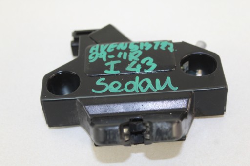 Замок закрилка задній TOYOTA AVENSIS T27 седан 09-11R