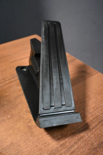 IDEALNY GASPEDAL PORSCHE TAYCAN 1