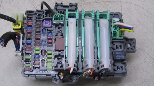 043/163 - Honda cr-v iv 1.6 блок запобіжників t1e-e220