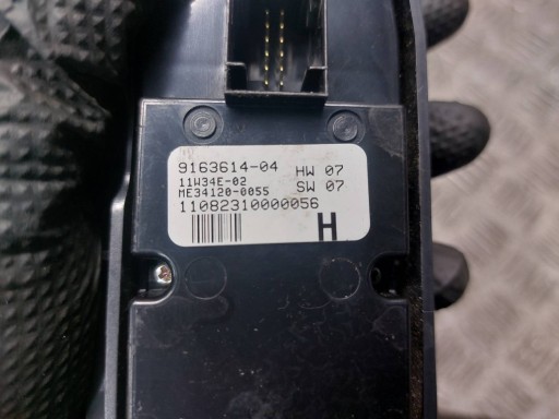 ovladac PANEL okna pravý predok BMW F01 730D UK 9163614