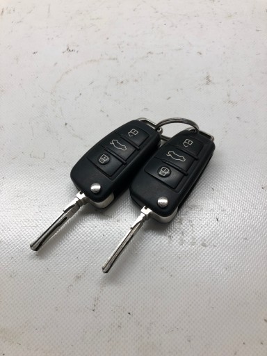 Оригинальный A3 брелок 8V 8V0837220