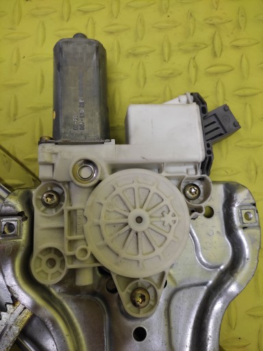 TOYOTA AVENSIS T25 KOMBI window regulator right rear part