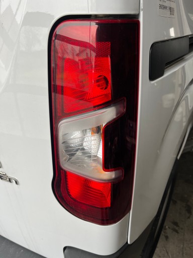 Citroen berlingo iv 21 - фонарь задний правый 9820554880