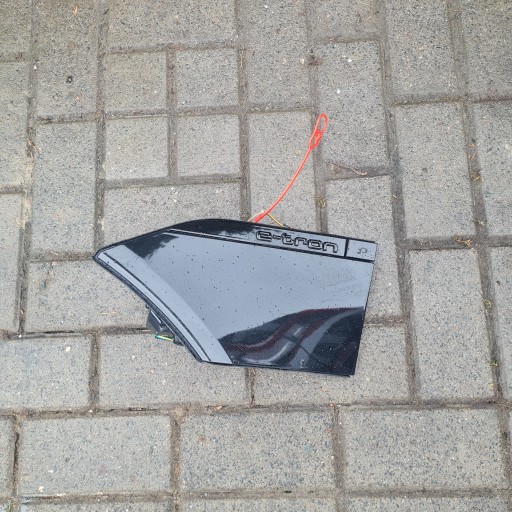 Audi e-tron 4ke810001b lemart заряджається лівим боком