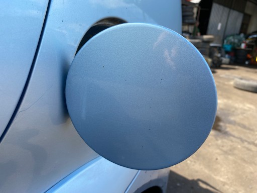 dvířka nádrže paliva Tata Indica FL 08-10 kod lakieru TAT551